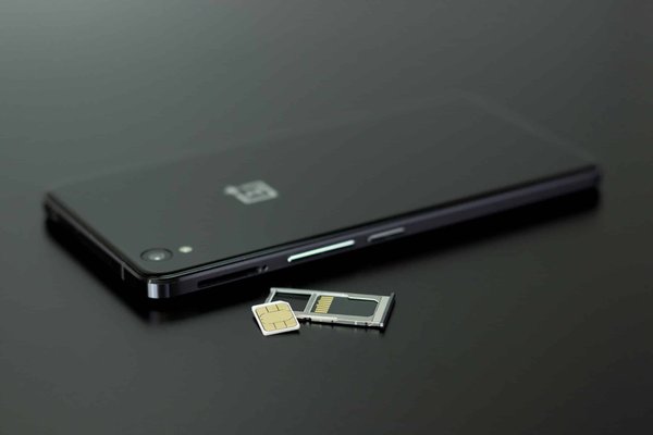 Quelle est la manière la plus sûre de nettoyer le port de charge d'un OnePlus 9?