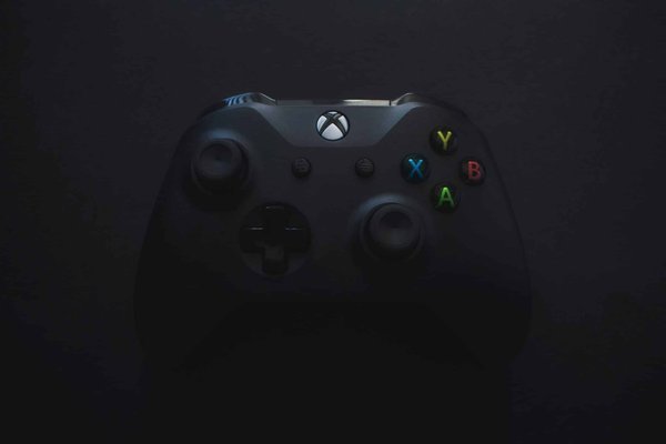 Comment un jeu basé sur des événements historiques peut-il rester fidèle aux faits tout en étant engageant pour le joueur?